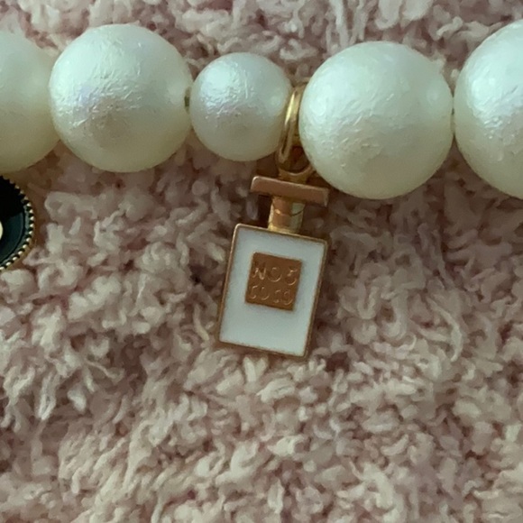 SET OF TWO PURSE OR CROCK CHARMS WITH GINGHAM BOW AND THREE NO. 5 CHARMS - Picture 4 of 5